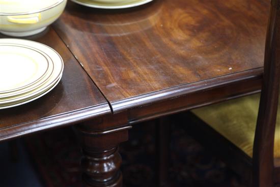 A Victorian mahogany extending dining table, W.4ft 2in. extends to 9ft 4in.